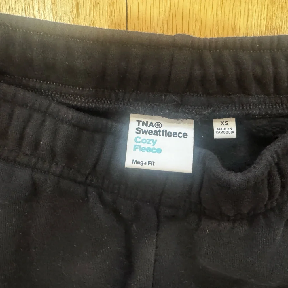 Aritzia TNA Cozy SweatFleece Mega Cargo Sweatpants in Black - Picture 4 of 5